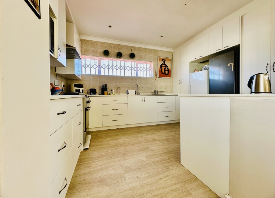 4 Bedroom Property for Sale in Westcliff Western Cape